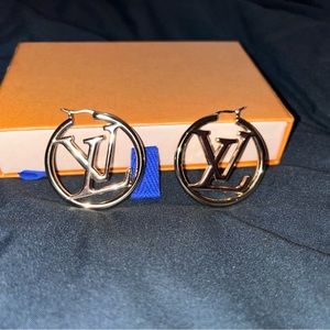 Nice good LV earrings